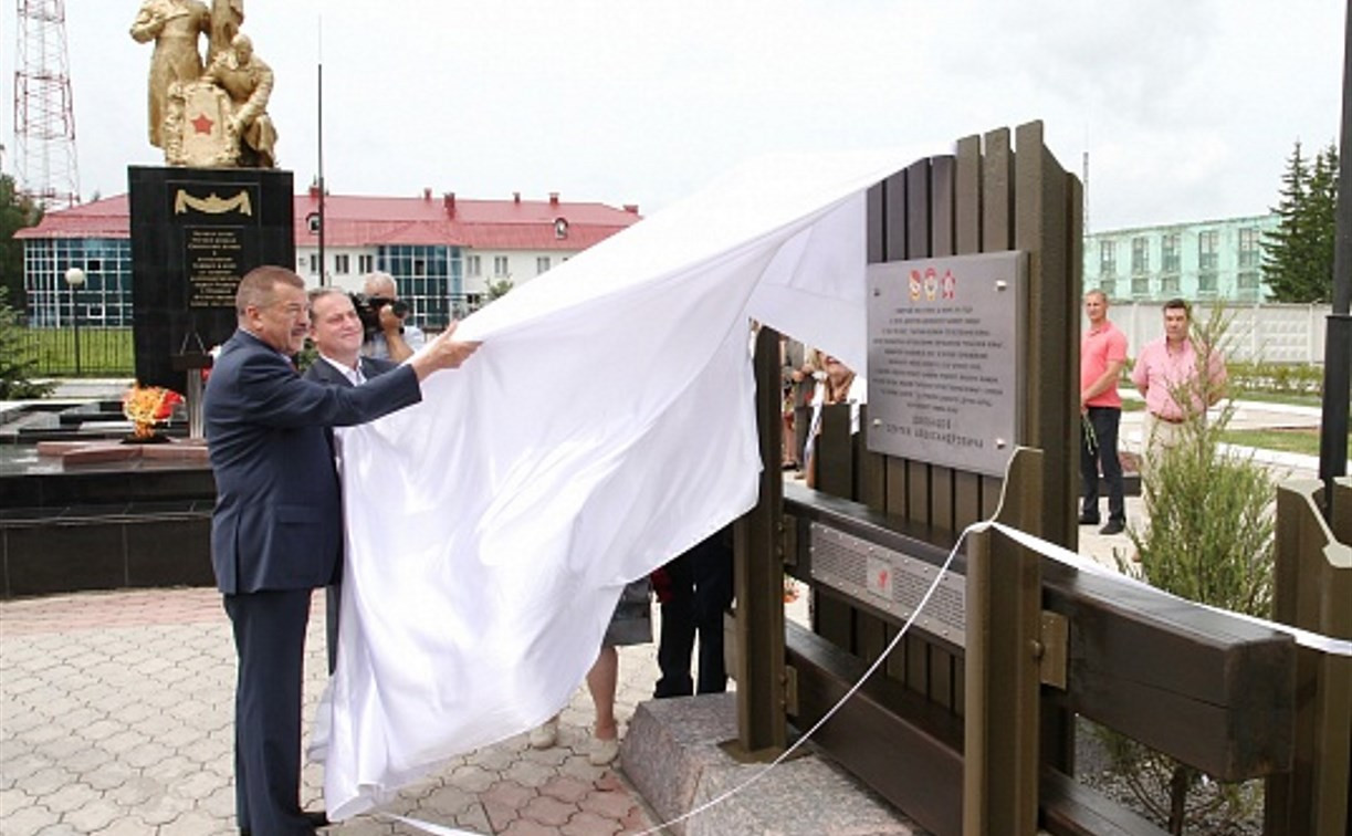 В Первомайском открыли памятник инициатору создания мемориала «Вечный огонь»