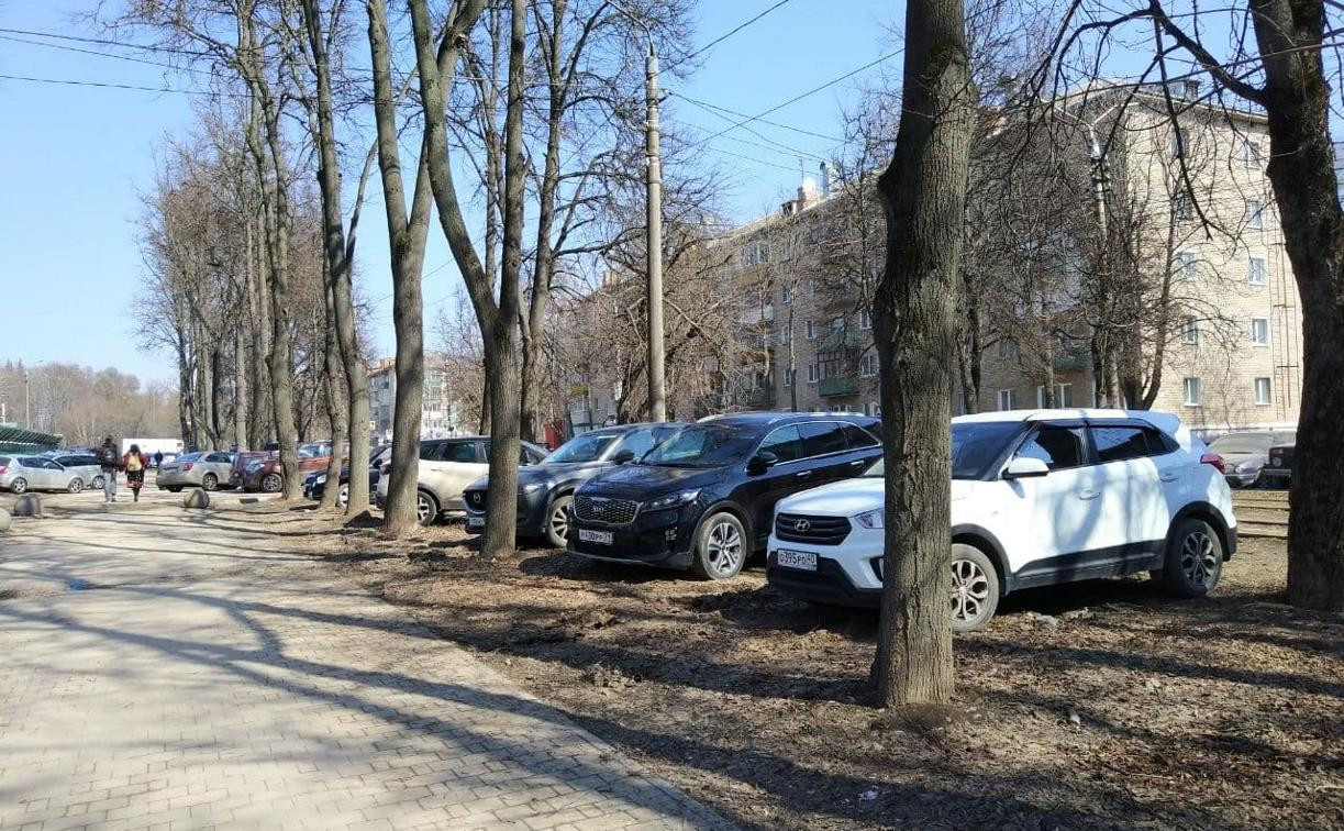 «Дайте людям нормальные условия, и они перестанут нарушать»: туляки обсуждают парковку на газонах на ул. Энгельса