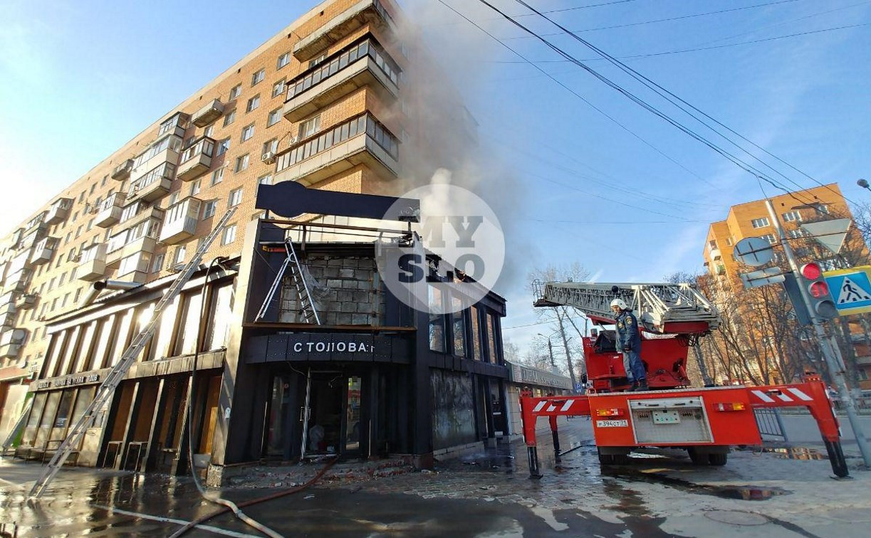 На Красноармейском проспекте в Туле загорелась бывшая пиццерия: репортаж