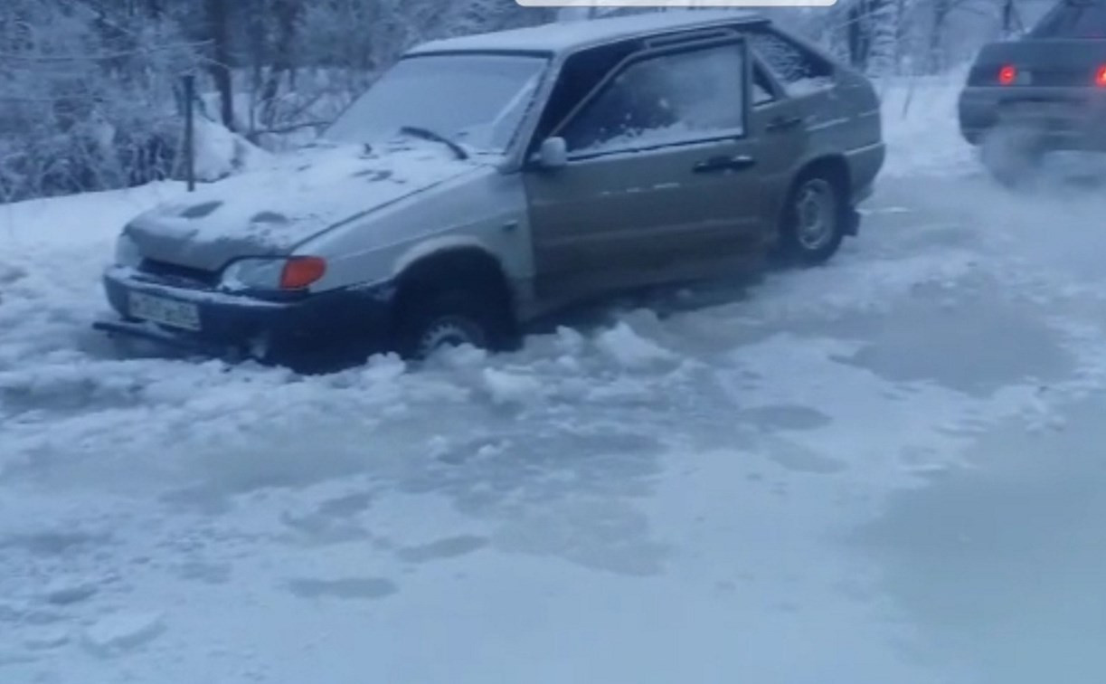 Из-за аварии на водонапорной башне улица в Иваньково Тульской области превратилась в ледник