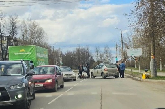 В Мясново сбили курьера на электросамокате