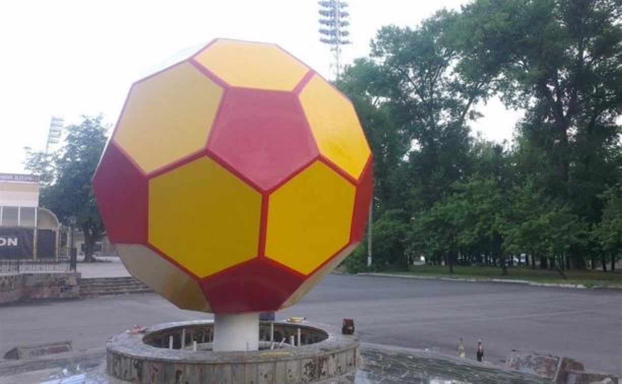 Болельщики доделали мяч в центре стадиона «Арсенал»