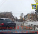 На ул. Агеева торопливого водителя BMW не остановил красный сигнал светофора