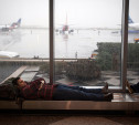 В московских аэропортах пассажирам разрешили лежать на полу