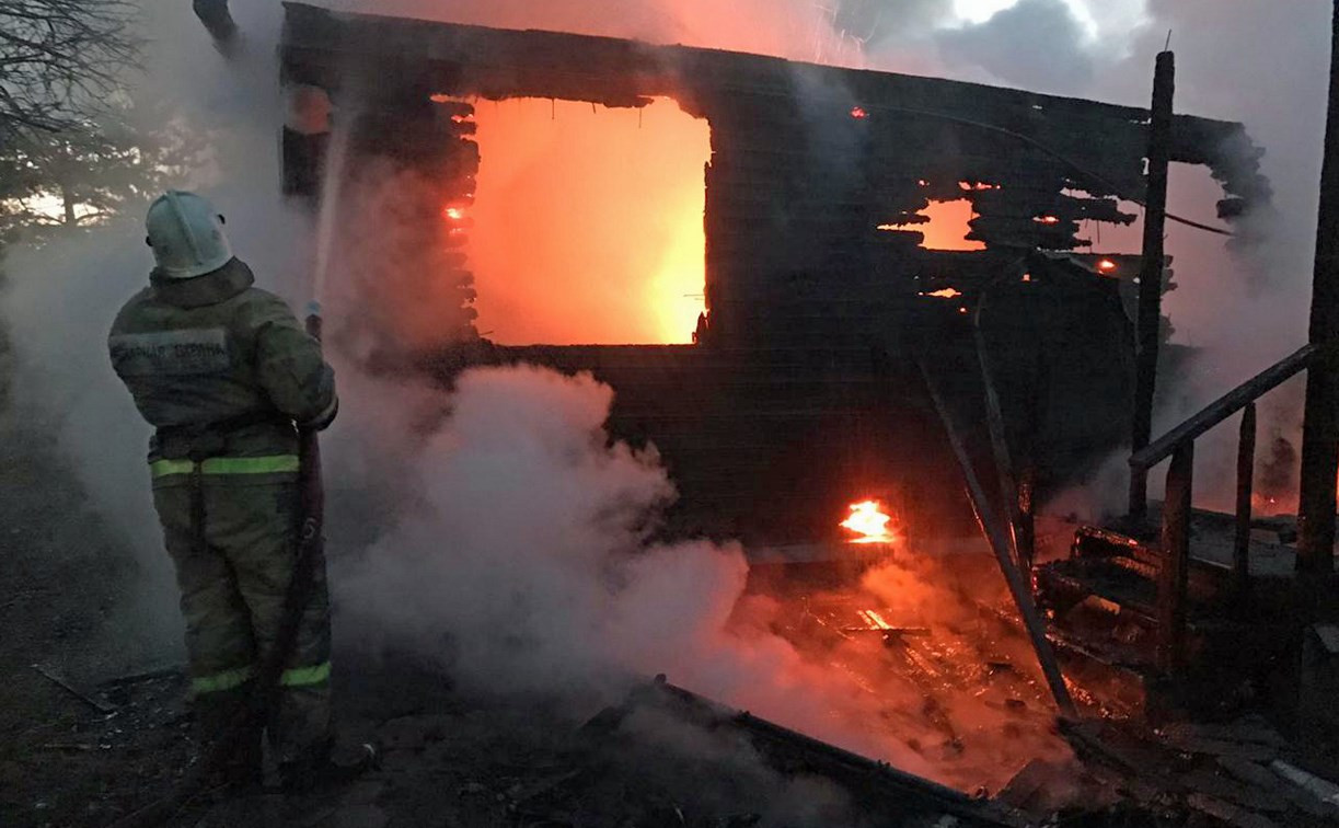 Три человека погибли на пожаре в Тульской области