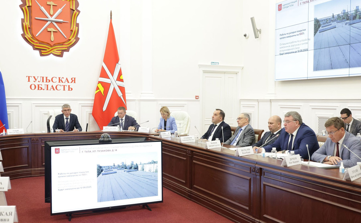 Ремонт приостановили и накрыли крышу пленкой: у жильцов дома на Пузакова залило квартиры