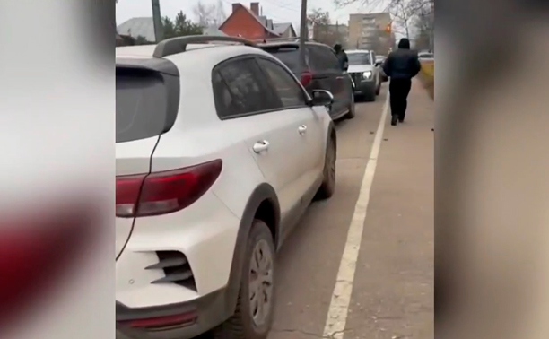 На ул. Токарева водители оккупировали тротуар