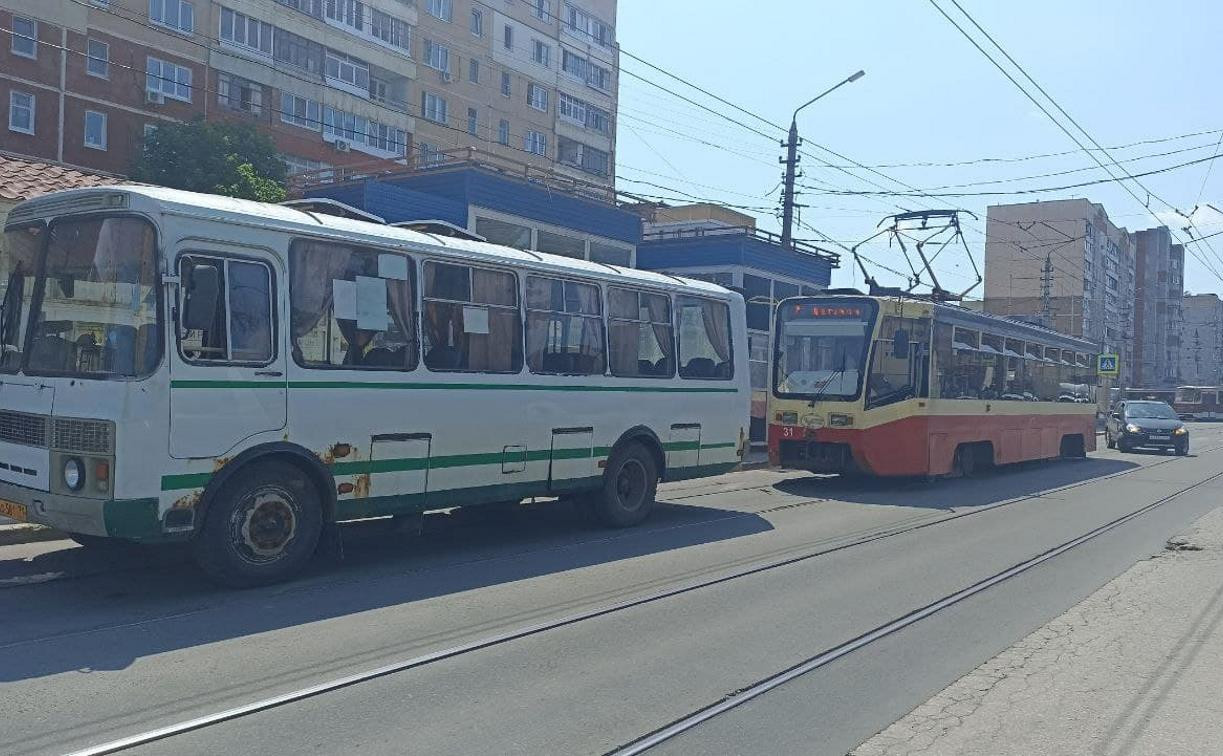 На ул. Марата сломавшийся автобус перекрыл движение трамваев
