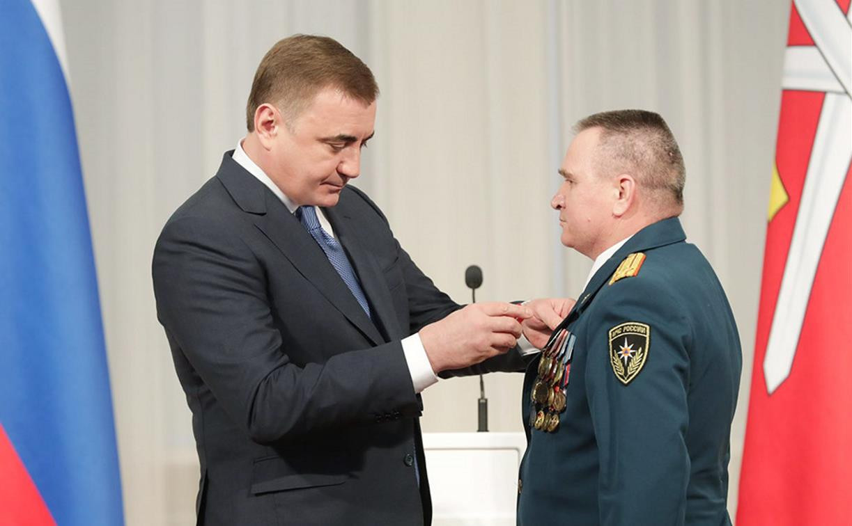 Алексей Дюмин наградил спасателей Тульской области
