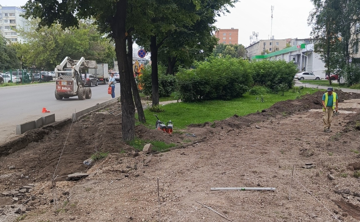 На Кирова рабочие разворотили пешеходную дорожку и срубили деревья