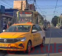 «Накажи автохама»: слишком спешащий таксист и трамвайные пути