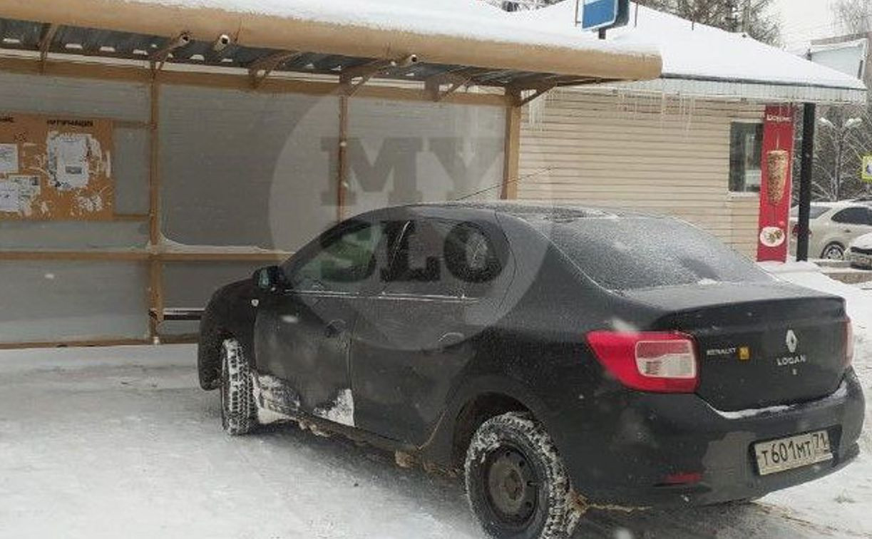 «Медом намазано»: в Туле еще один водитель припарковался в остановке