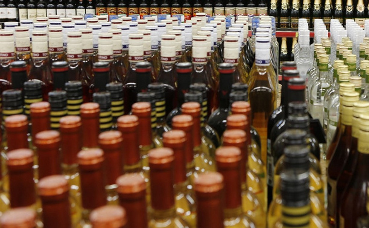 Туляк хранил возле дома более 17 тысяч бутылок левого алкоголя