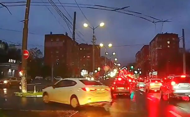 На ул. Ложевой заметили еще одного хитрого водителя