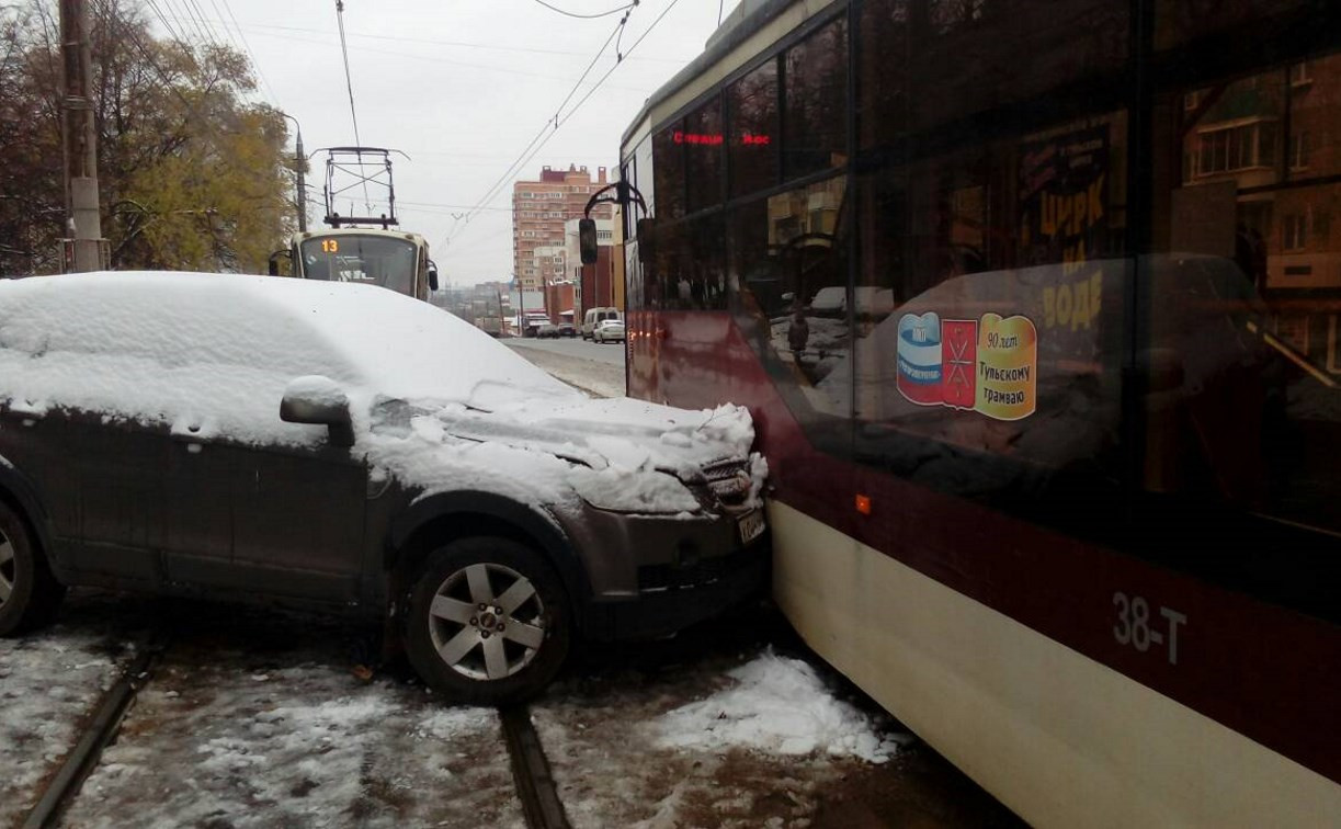 В Туле на ул. Металлургов из-за ДТП на трамвайных путях встали трамваи