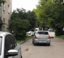 Жители пятиэтажки на ул. Октябрьской: «Выходя из дома, мы попадаем под колёса машин»