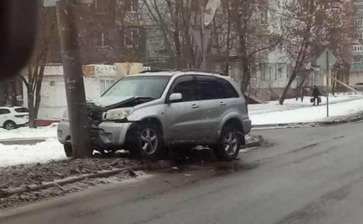 В Туле на улице Калинина водитель «Тойоты» влетел в столб и сбежал с места аварии