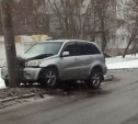В Туле на улице Калинина водитель «Тойоты» влетел в столб и сбежал с места аварии
