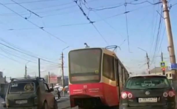 На ул. Епифанской водитель «Нивы» не удержался и по встречке объехал трамвай