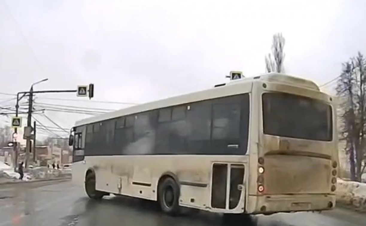На пр. Ленина водитель автобуса совершил «поворот не оттуда»