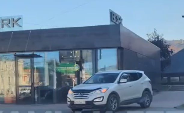 В центре Тулы водитель решил, что ему можно по тротуару