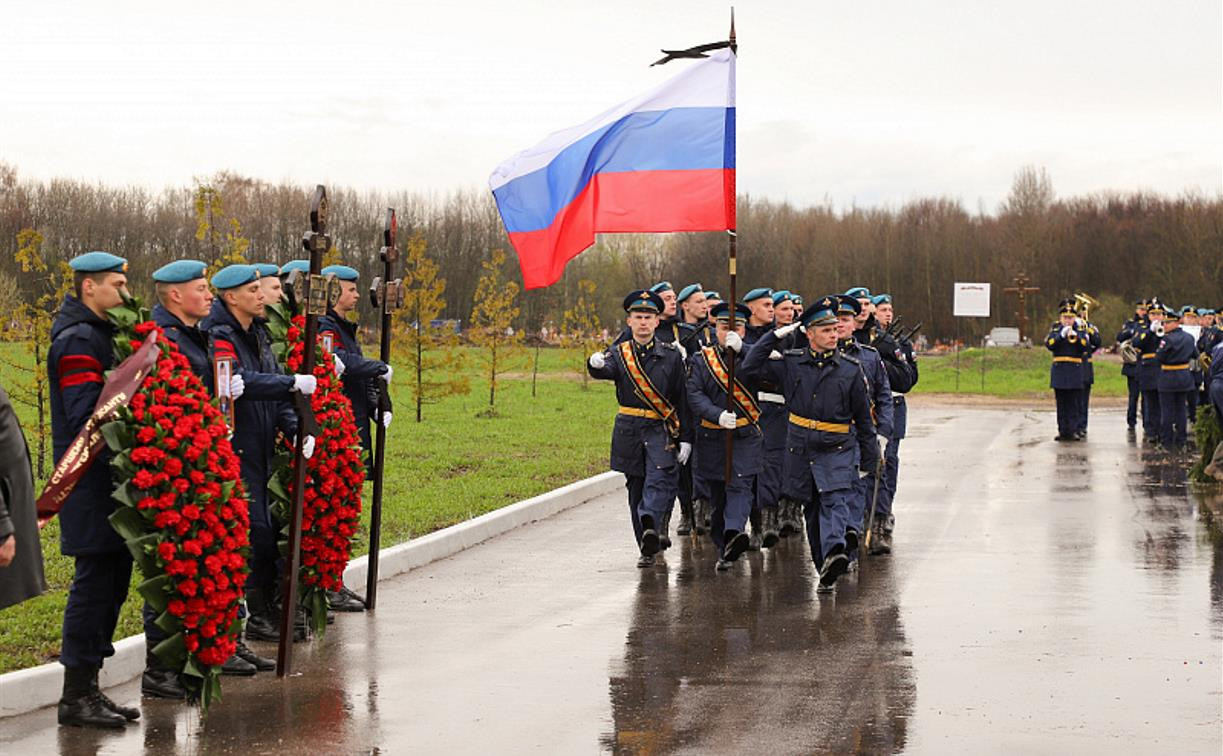 Погибли на Украине: на воинском кладбище простились с двумя тульскими военнослужащими