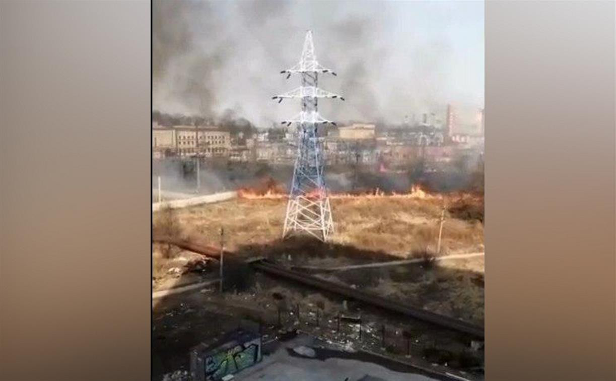 Трубы горят: в Щегловской засеке огонь с горящих полей перекинулся на теплотрассу