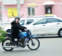 В центре Тулы замечен мотоциклист в «оленьем» шлеме с новогодней ёлкой