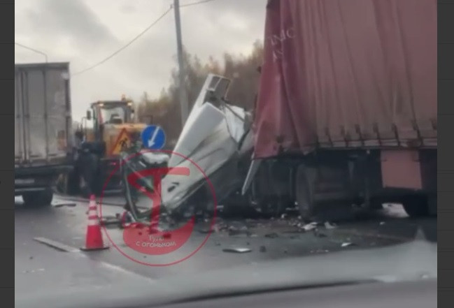 Кабина всмятку: водитель грузовика погиб в жестком ДТП в Веневском районе 