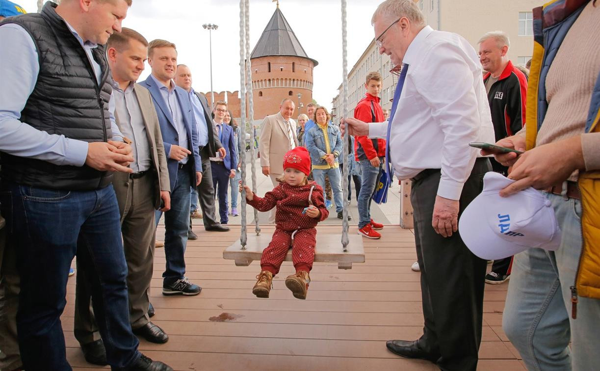 Найдите себя на фото с Владимиром Жириновским и получите памятные подарки от ЛДПР