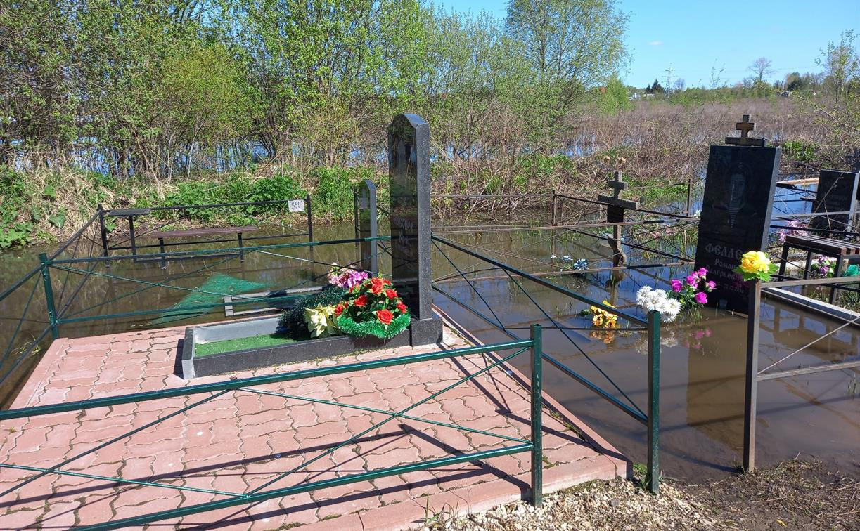 В Новомосковске затопило кладбище 