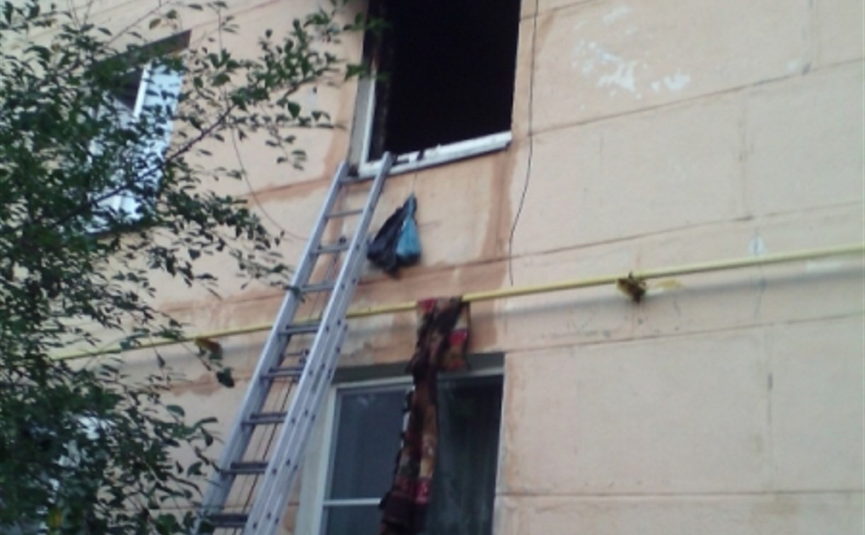 В Суворове из горящей квартиры пожарные спасли мужчину