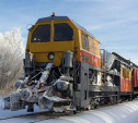 В Тульской области на железной дороге работает снегоуборочный поезд