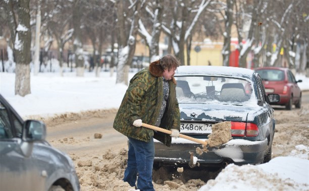 Припаркованные автомобили и шлагбаумы во дворах мешают УК убирать снег 