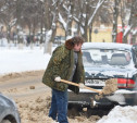 Припаркованные автомобили и шлагбаумы во дворах мешают УК убирать снег 