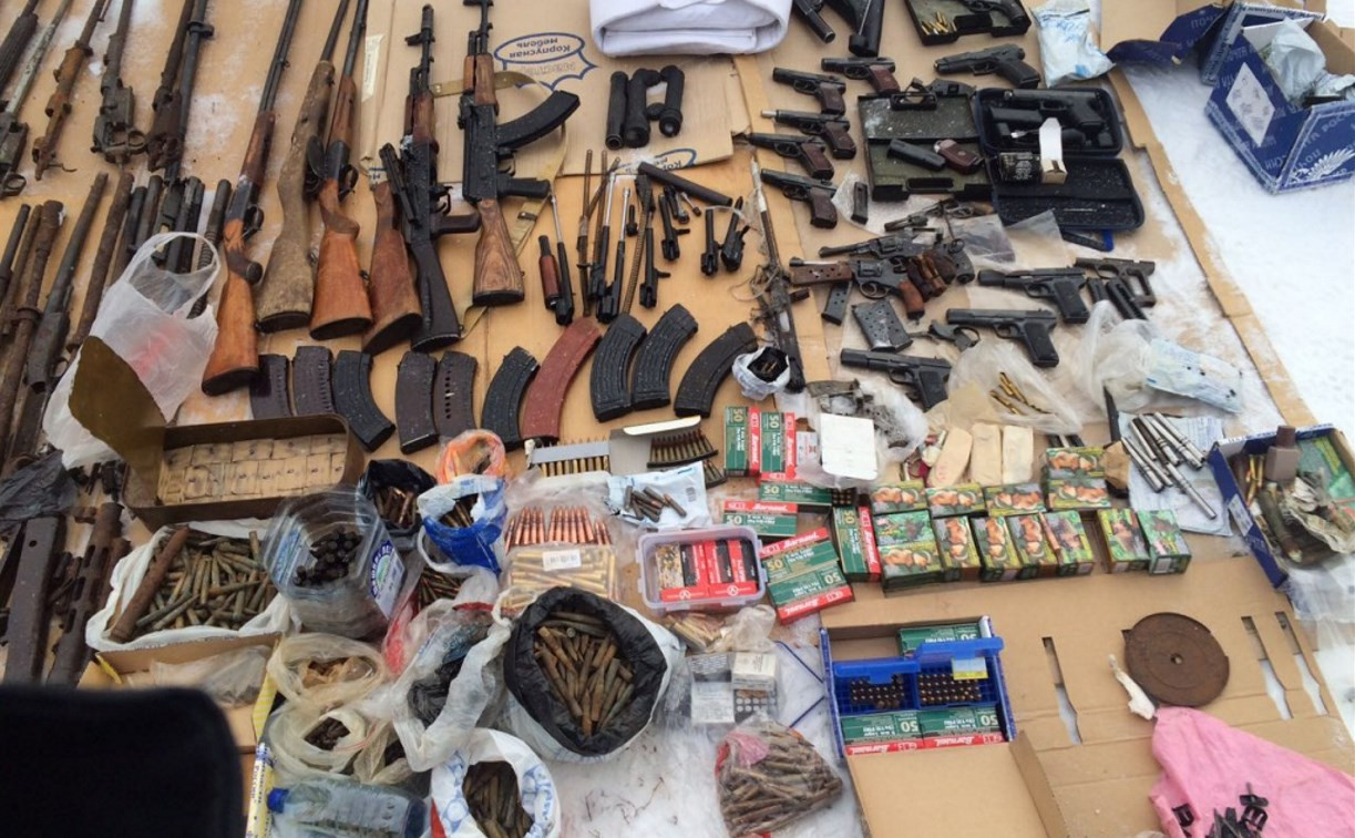 В Тульской области столичного инспектора ДПС будут судить за торговлю оружием и взрывчаткой