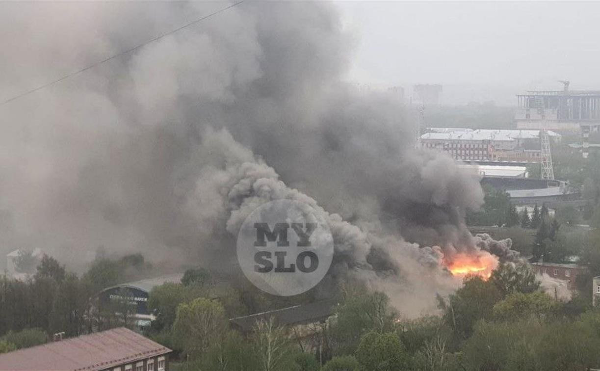 Крупный пожар рядом со стадионом «Арсенал»: загорелся автосервис
