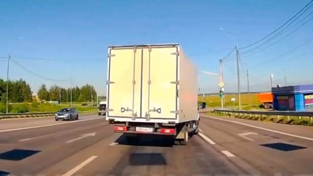 В Новомосковске встретили очень прыткий грузовичок