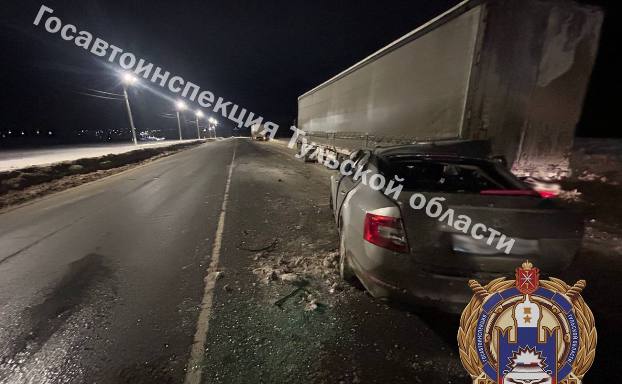 В Плавском районе Skoda влетела в попутную фуру: два человека пострадали