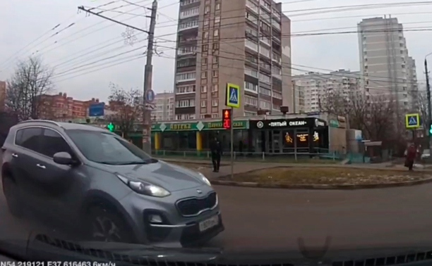 В Туле Kia проскочил на красный и едва не устроил аварию