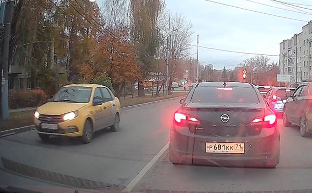 В Мясново таксист проехал по встречке задом и повернул на красный