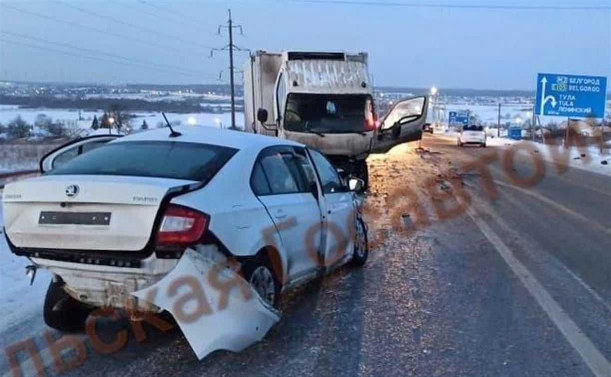 В Туле Skoda врезалась в трактор и Volkswagen, а затем в нее влетел грузовик