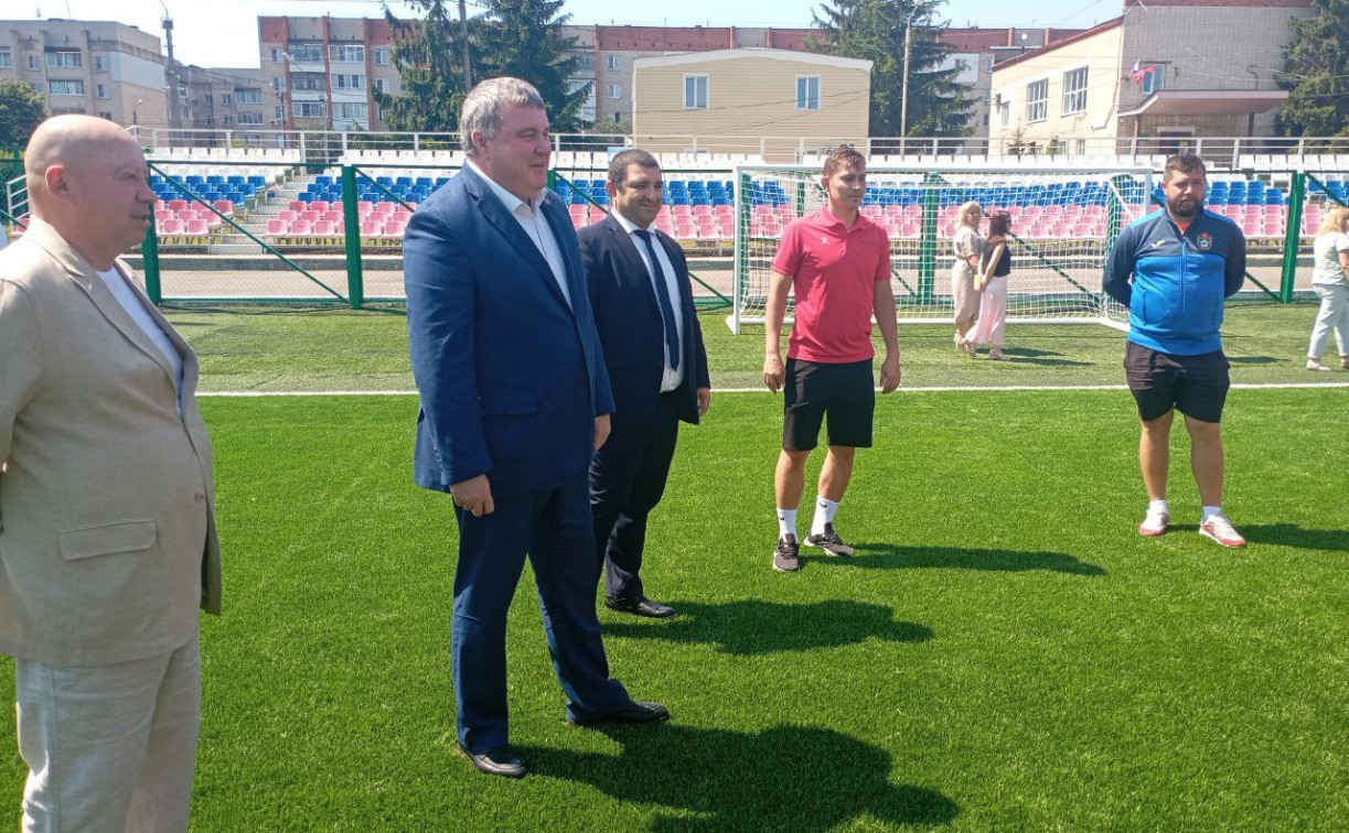 Илья Беспалов проверил новый газон на поле в спортивной школе «Арсенал»