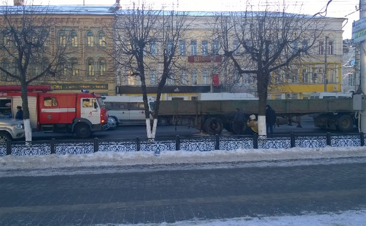 На ул. Советской у фуры взорвалось заднее колесо
