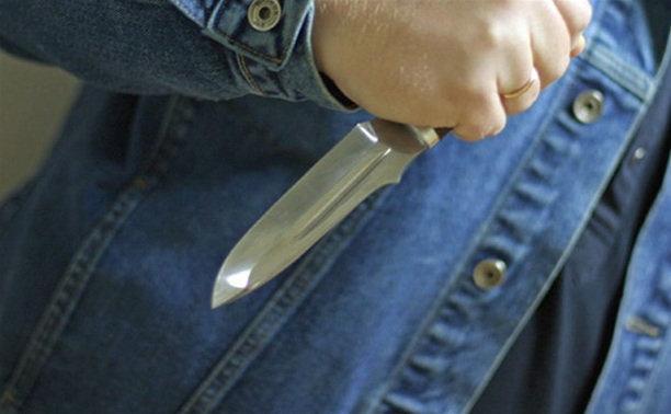 Житель Новомосковска, угрожая ножом, ограбил женщину