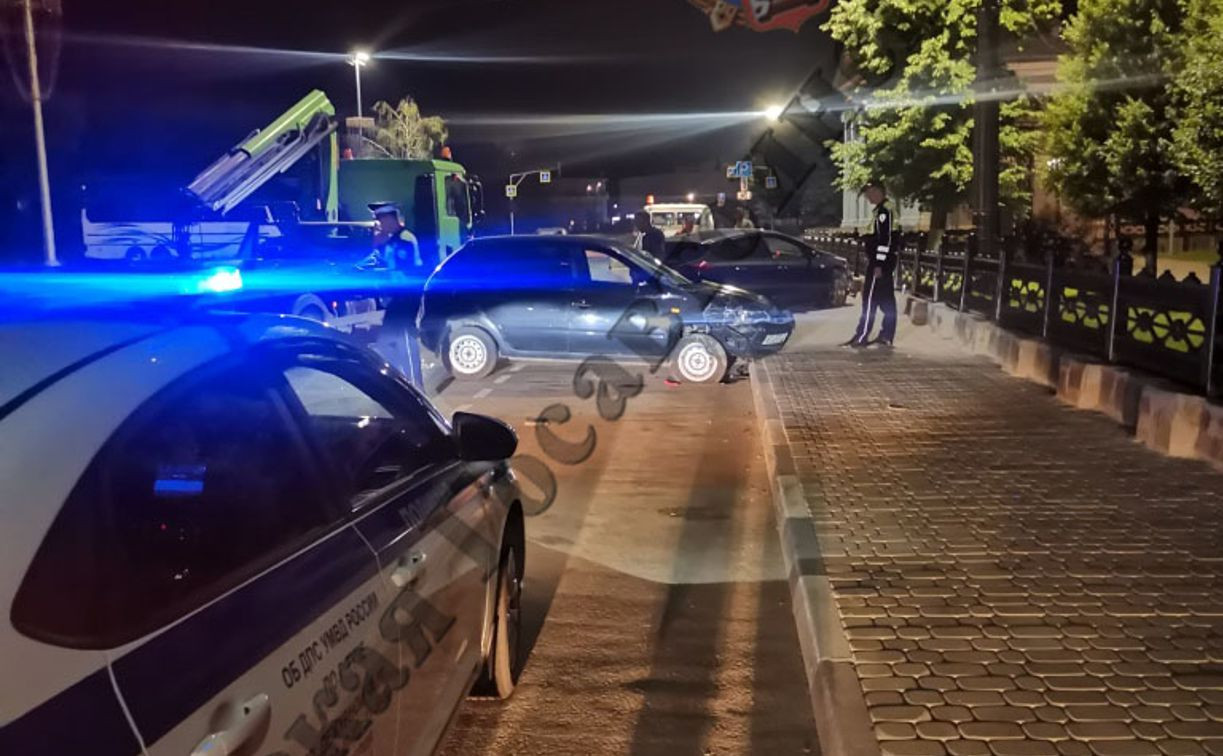 Ночью в центре Тулы водитель Lada врезался в припаркованный автомобиль и влетел в забор