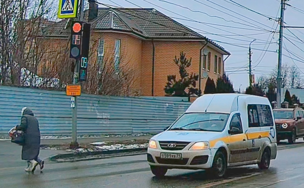 В Туле водитель Lada Largus пропустил пешеходов, но поехал на красный