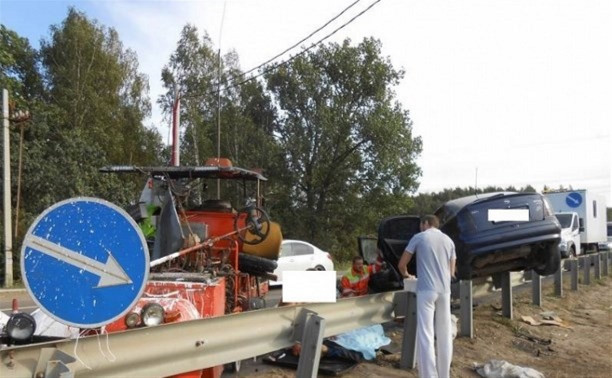 На трассе М2 «Опель» столкнулся с покрасочным автомобилем разметки 