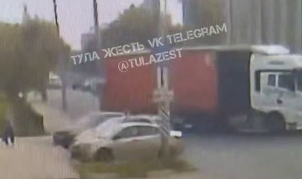 На Мосина водитель фуры неудачно «дал угла» и снёс столб