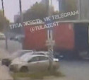 На Мосина водитель фуры неудачно «дал угла» и снёс столб